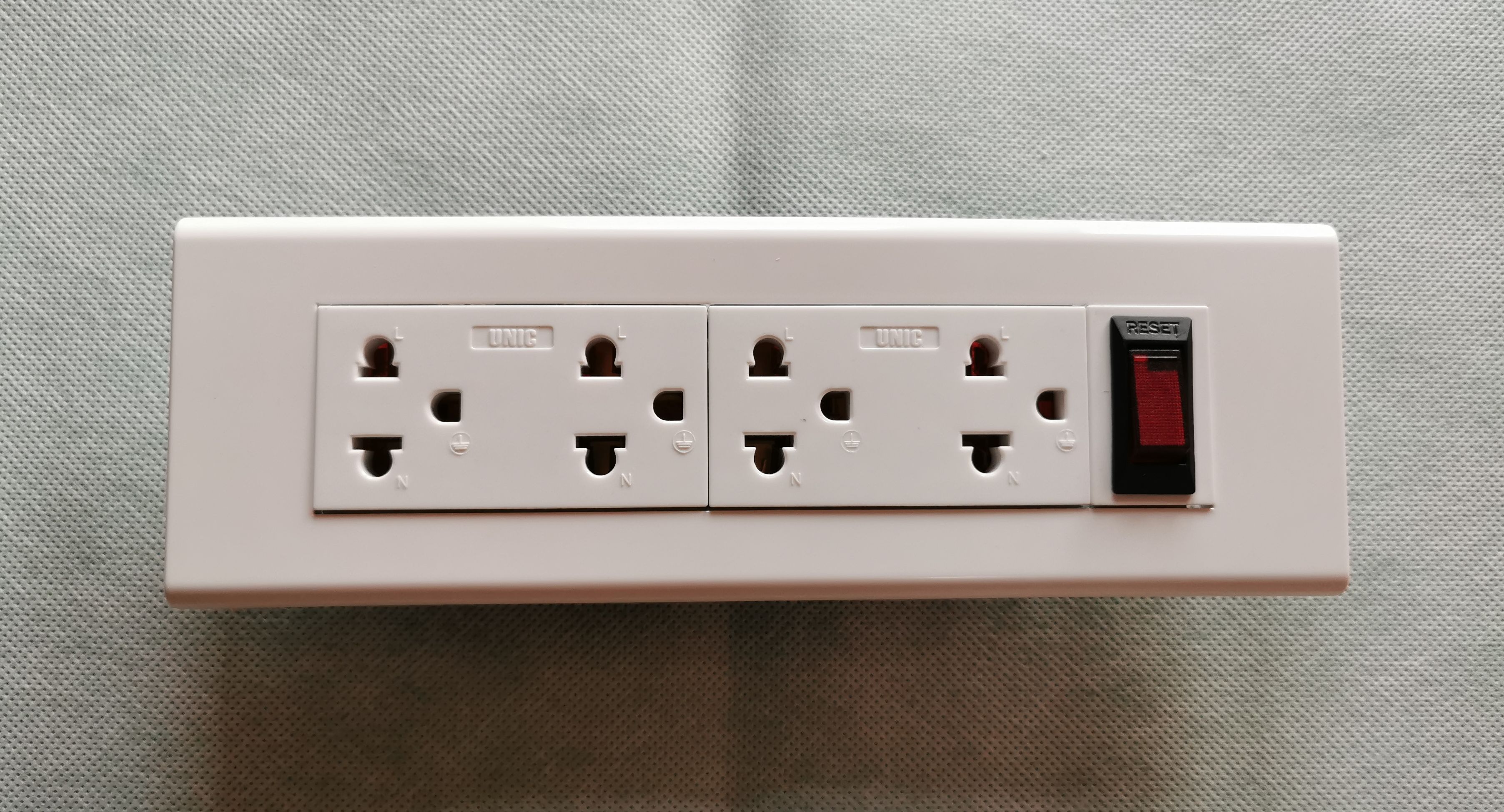 จัดเซตอุปกรณ์ประกอบปลั๊กพ่วง DIY พิกัด10A 250V สวิตช์(เบรกเกอร์ในตัว)+เต้ารับ4ช่อง
