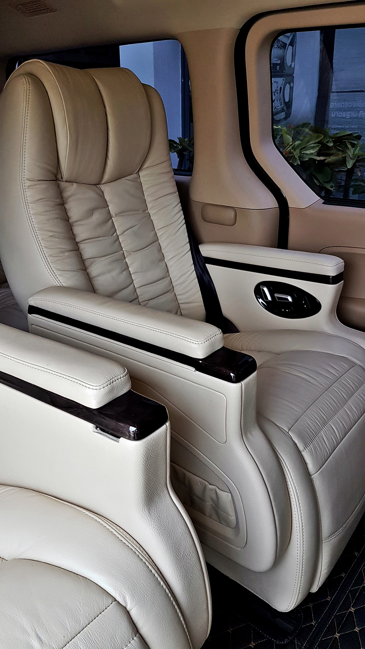 HYUNDAI H-1 DELUXE รถเกาหลี [ เบาะ + คอนโซล + กุหลังคา + พรม ] - ษ 2644