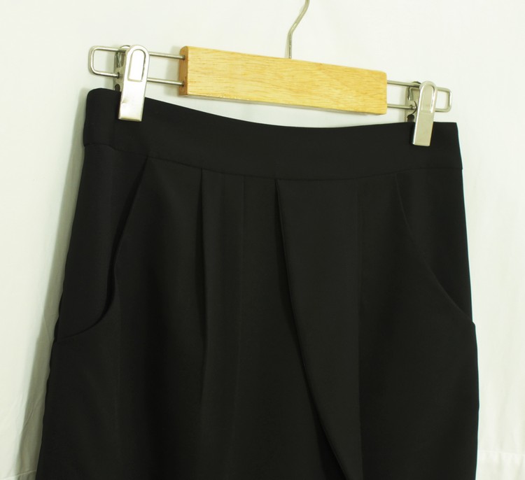 SK-080 กระโปรงทรงเอ ผ้าไหมอิตาลีสีดำ เป็นกระโปรงป้ายมีกระเป๋าล้วง 2 ข้าง
