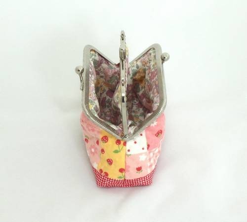 QLT-011 กระเป๋าปิ๊กแป๊กแบบ 2 ช่อง ใส่เหรียญและธนบัตร ผ้าลายบ้านและต้นไม้