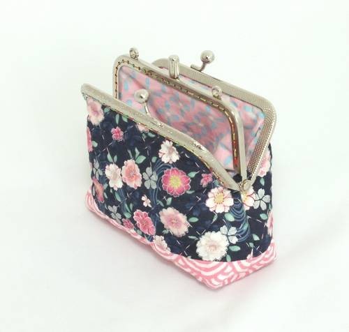 QLT-012 กระเป๋าปิ๊กแป๊กแบบ 2 ช่อง ใส่เหรียญและธนบัตร ผ้าลายดอกไม้กราฟฟิกพื้นน้ำเงิน
