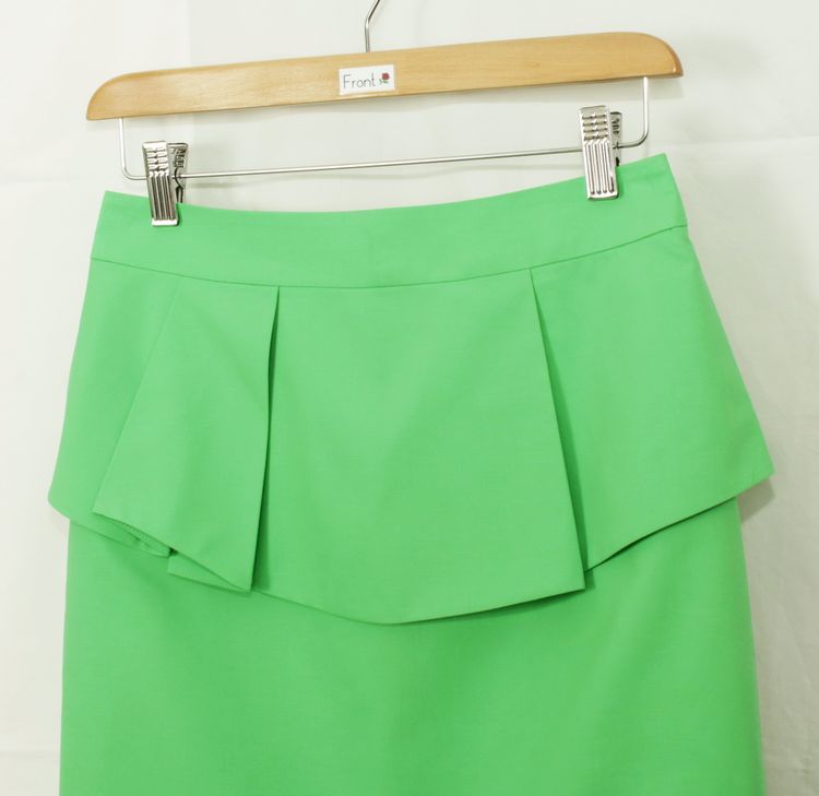 SK-069 กระโปรงทรงสอบ ผ้าคอตต้อนญี่ปุ่นสีเขียวมะนาว ด้านหน้ากระโปรงจับจีบระบาย