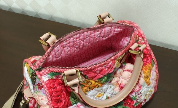 QLT-005 กระเป๋าควิลท์เอนกประสงค์ สำหรับใส่ของสำหรับคุณผู้หญิง ลายดอกกุหลาบใหญ่โทนแดง