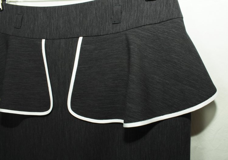 SK-179 กระโปรงแฟชั่น&ทำงาน ทรงสอบแต่งระบาย ผ้า CHANEL สีเทา-ดำ มีลายในตัว