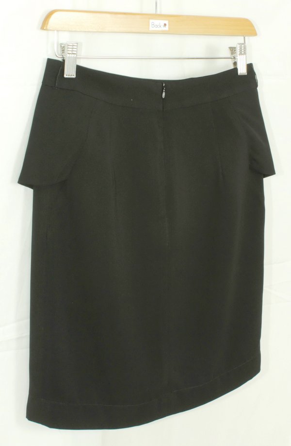 SK-068 กระโปรงทรงสอบ ผ้าไหมอิตาลีสีดำ ด้านหน้ากระโปรงจับจีบระบาย