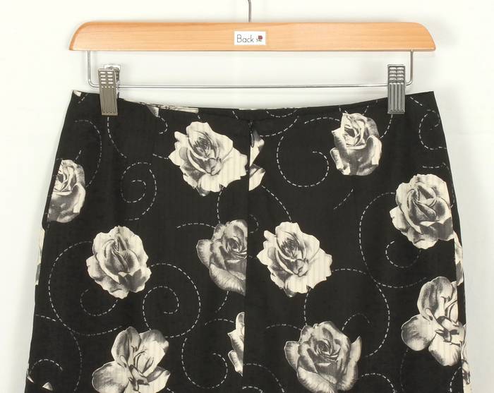 SK-210 กระโปรงแฟชั่น&ทำงาน ทรงย้วย ผ้าคอตต้อนญี่ปุ่นพิมพ์ลายดอกกุหลาบขาวพื้นดำ