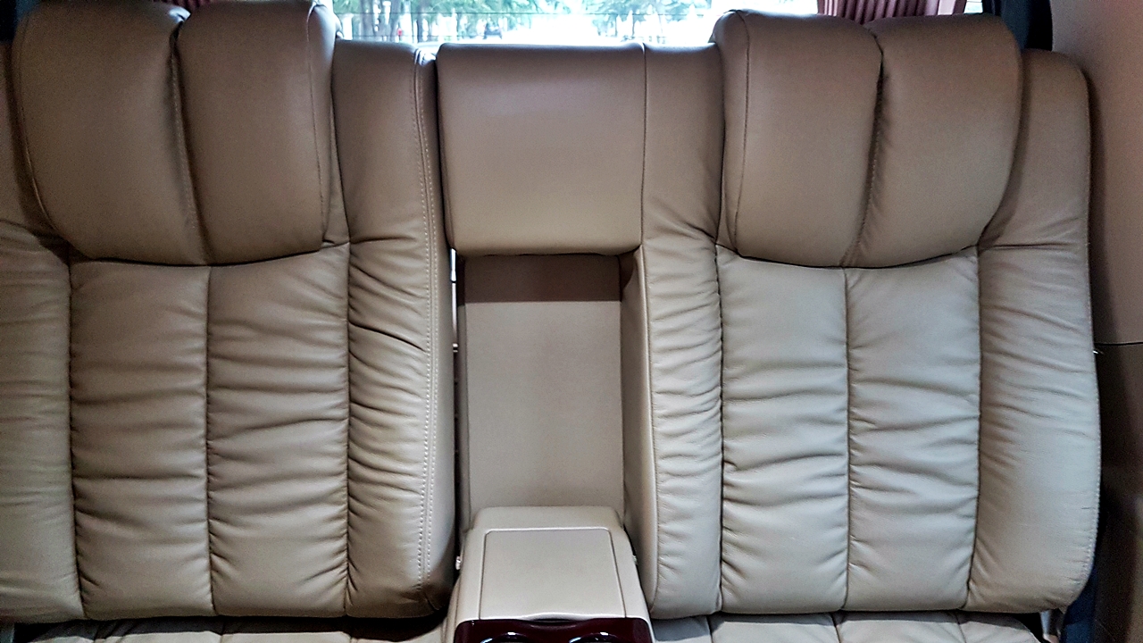 HYUNDAI H-1 DELUXE รถคุณเดี่ยว สุริยน [ เบาะ + คอนโซล +ไฟ oem หน้าหลัง led + จอเพดาน + ชุดแต่ง ] - ฮม1982