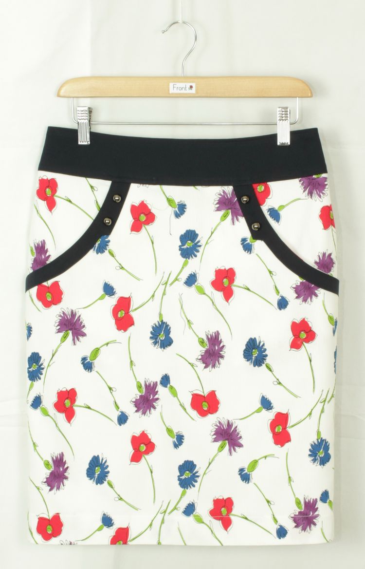 SK-186 กระโปรงแฟชั่น&ทำงาน ทรงสอบ ผ้าญี่ปุ่นผสมสเป็นเด็กพิมพ์ลายดอกไม้หลายสีพื้นขาว