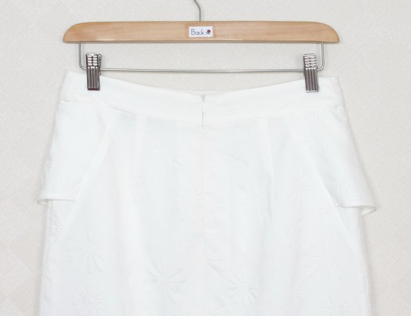 SK-275 กระโปรงแฟชั่น&ทำงาน ทรงสอบ ผ้าไหมอิตาลีสีขาวพิมพ์ลายนูนรูปดอกไม้ ด้านหน้ากระโปรงจับจีบระบาย