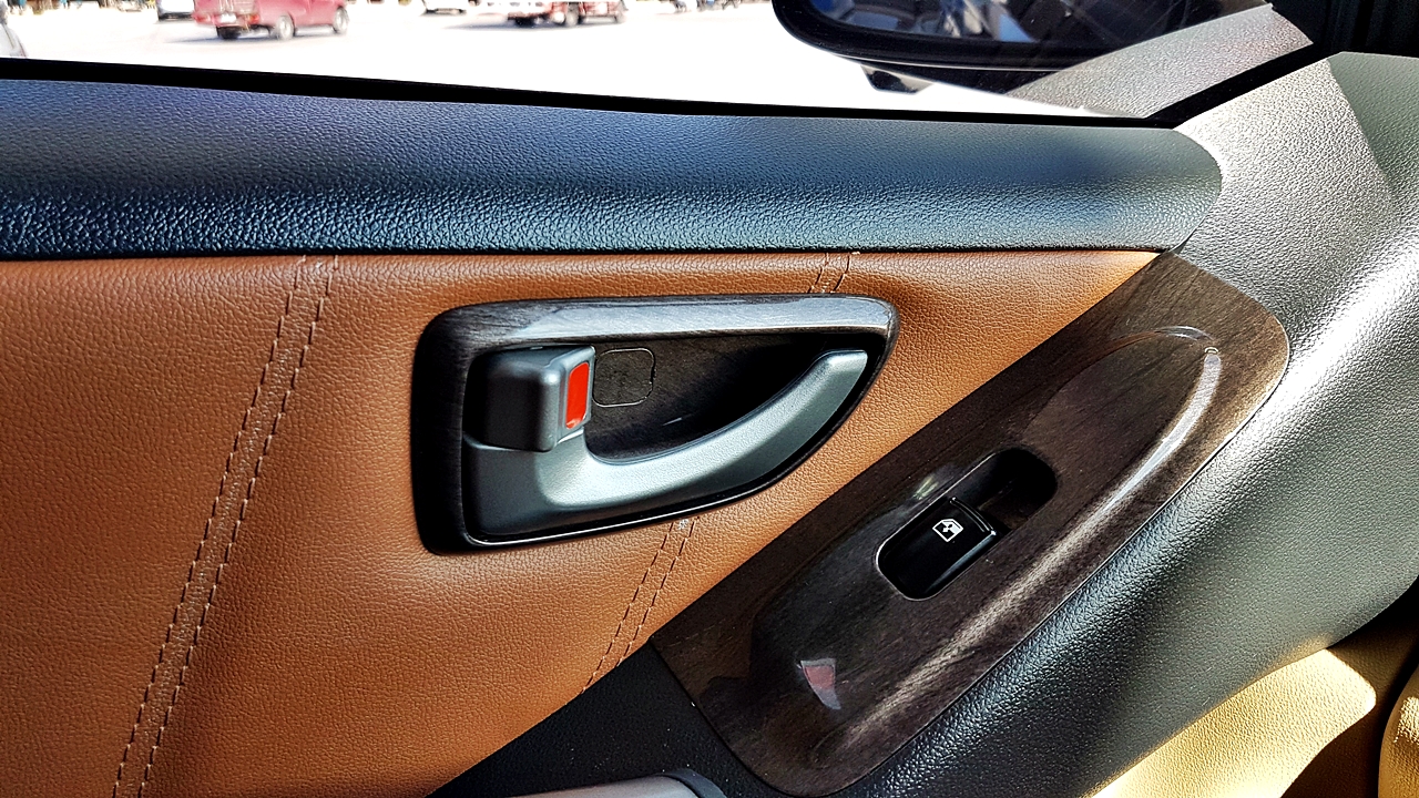 HYUNDAI H-1 DELUXE รถคุณดุล คันที่ 2 [ เบาะ + คอนโซล + ช่วงล่าง + แดมป์ + กุหลังคา + พรม + ล้อ + ประตูท้ายไฟฟ้า ] - นข 1515