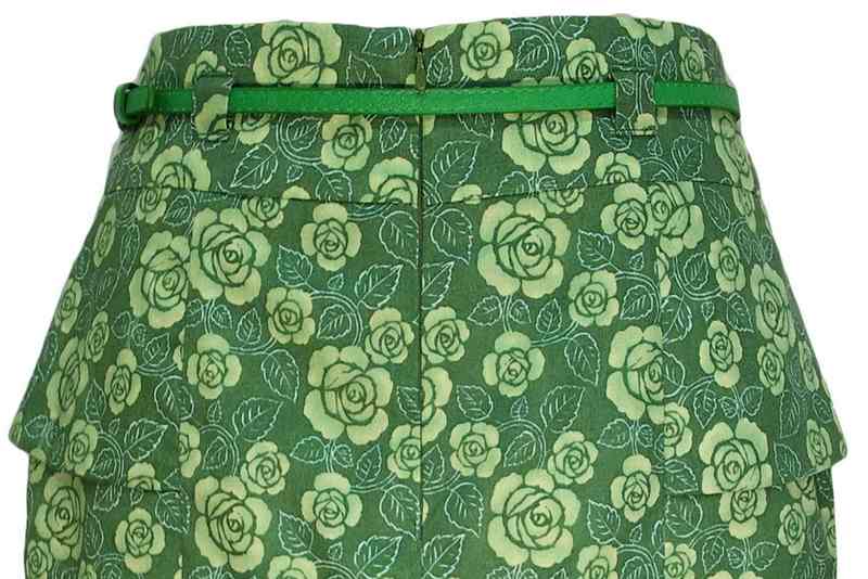 SK-065 กระโปรงทรงสอบ ผ้าคอตต้อนพิมพ์ลายกุหลาบเขียว แต่งขอบเอวด้านหน้า