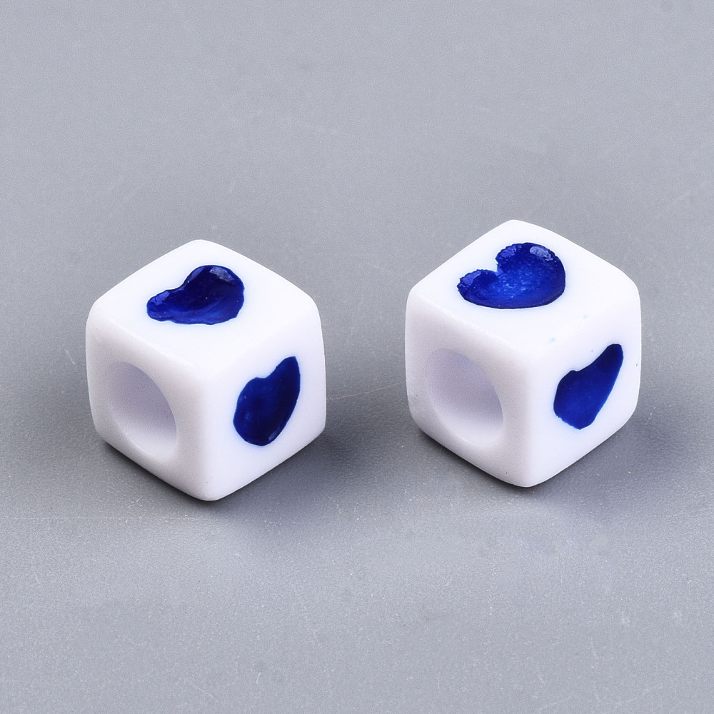 ลูกปัดอะครีลิค สีเหลี่ยมสีขาว ตรงกลางรูปหัวใจสีน้ำเงิน ขนาด 7x7x4 มม. รู 4 มม. แพ็ค 1900pcs/500g