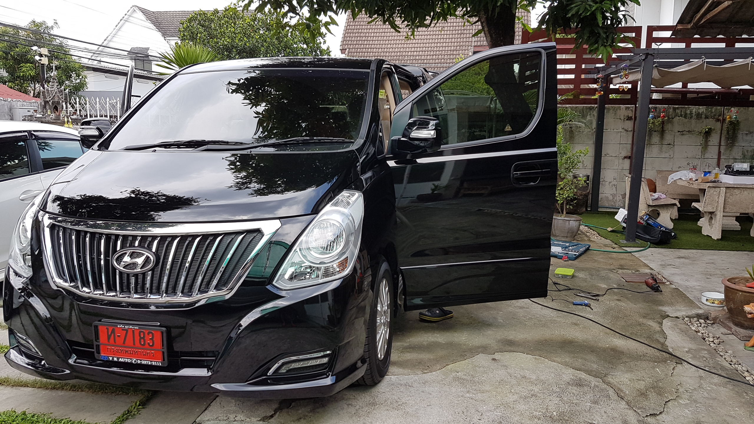 HYUNDAI H-1 ELITE 2016 [ ประตูดูด 2 ข้าง + จอ pioneer 2 din + จอเพดาน 15.6" + กล่อง wifi mirror ] {ท7183}