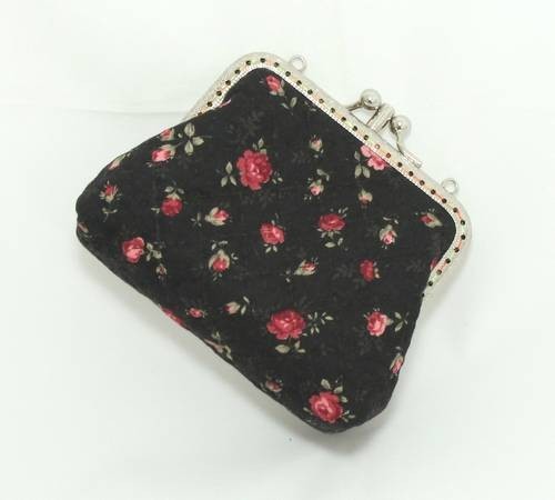 QLT-009 กระเป๋าปิ๊กแป๊กแบบ 2 ช่อง ใส่เหรียญและธนบัตร ผ้าลายดอกกุหลาบเล็กๆพื้นดำ