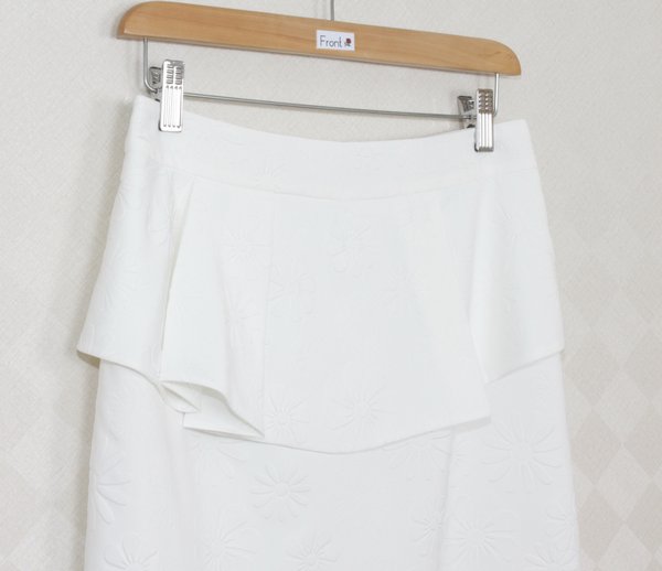 SK-275 กระโปรงแฟชั่น&ทำงาน ทรงสอบ ผ้าไหมอิตาลีสีขาวพิมพ์ลายนูนรูปดอกไม้ ด้านหน้ากระโปรงจับจีบระบาย