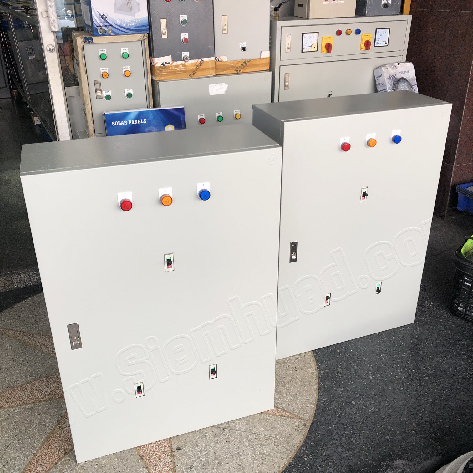 ตู้ไฟ เมนเบรกเกอร์ 125A และเบรกเกอร์จ่ายไฟฟ้าย่อย 100A (ตู้สั่งทำตามแบบ) (อุปกรณ์ไฟฟ้า WALL MOUNTING CABINET (KJL), LED Pilot Lamp (PNC), Miniature Circuit Breaker, MOLD CASE CIRCUIT BREAKER (MITSUBISHI)