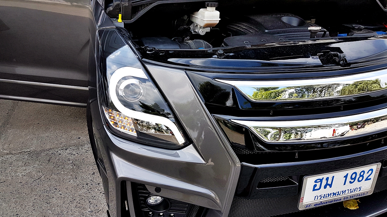 HYUNDAI H-1 DELUXE รถคุณเดี่ยว สุริยน [ เบาะ + คอนโซล +ไฟ oem หน้าหลัง led + จอเพดาน + ชุดแต่ง ] - ฮม1982