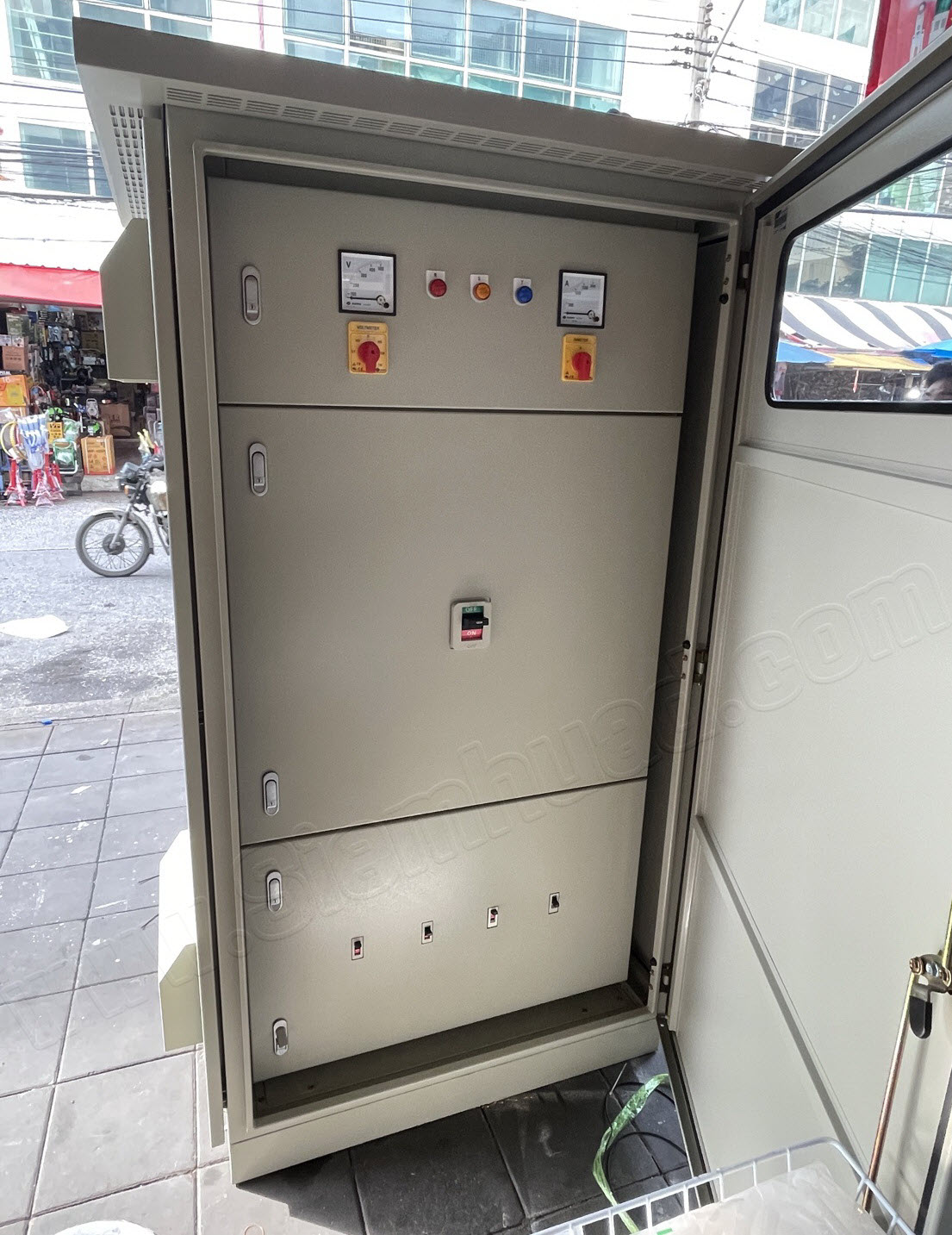 ตู้ เมน MDB ฝาสองชั้น ฝาในทึบ ฝานอกหระจก มีหลังคา สั่งทำ ขนาด 100X200X80CM 1250A (อุปกรณ์ MAIN DISTRIBUTION BOARD (KJL), Control Switch (Schneider Electric), PANEL METER, SELECTOR SWITCH, MOLD CASE CIRCUIT BREAKER (MITSUBISHI)