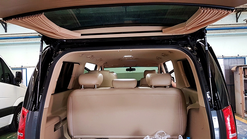 HYUNDAI H-1 DELUXE [ เบาะvipไฟฟ้าทรงโซฟา + คอนโซลเตี้ย + ผ้าม่านรถ ]- {ก-1392}