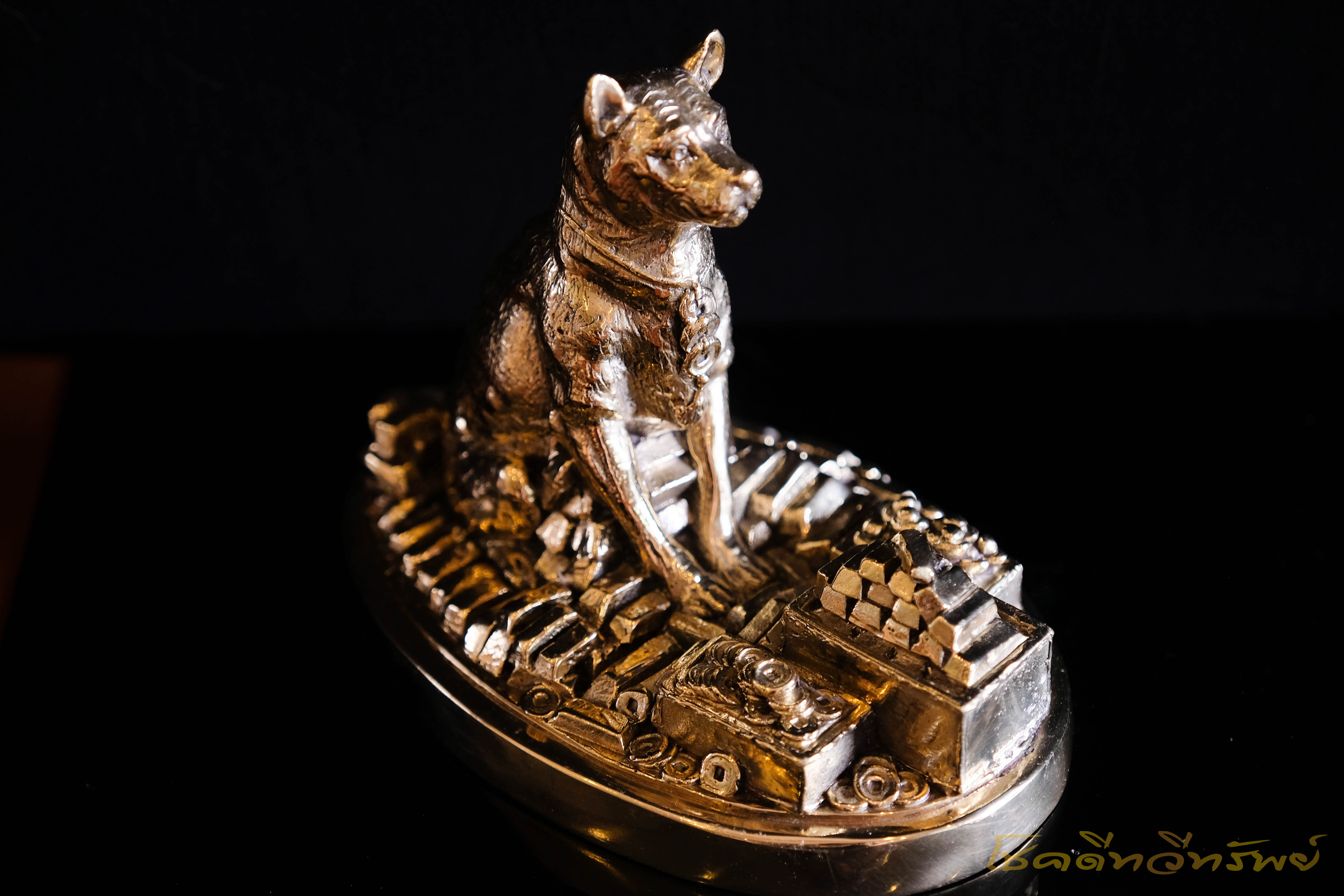 รูปปั้นสุนัขมงคล