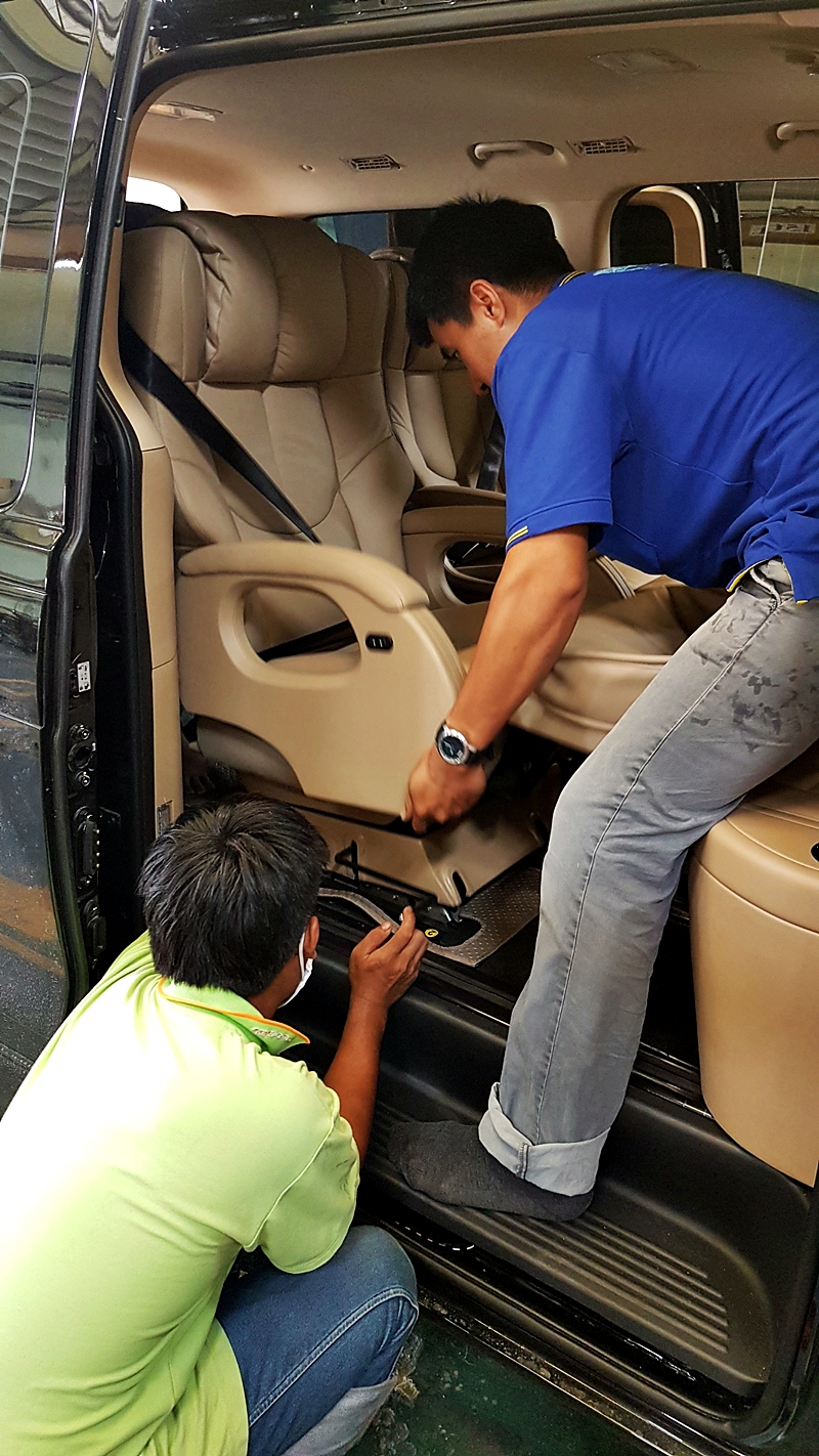 HYUNDAI H-1 DELUXE [ เบาะvipไฟฟ้าทรงโซฟา + คอนโซลเตี้ย + ผ้าม่านรถ ]- {ก-1392}