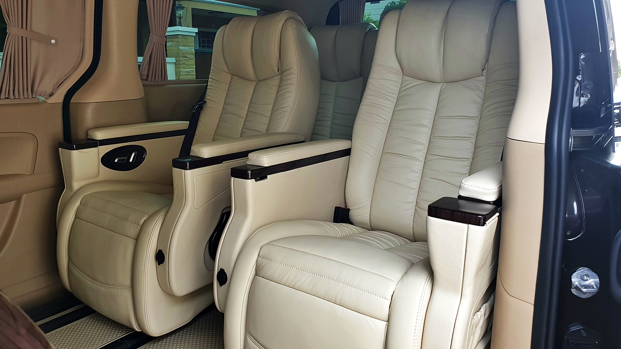 HYUNDAI H-1 ELITE 2018 [ ประตูไฟฟ้า + เบาะ vip + ท้าย 60:40 + คอนโซลทีวี32 นิ้ว ] { น4105 }