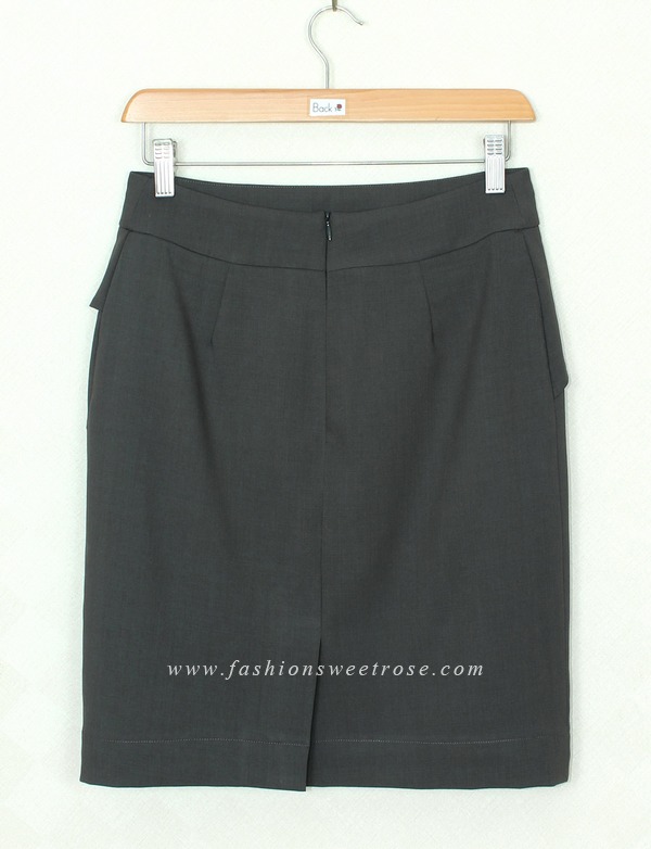 SK-375 กระโปรงทรงสอบ ผ้า Rose Skin สีเทาดำ ด้านหน้ากระโปรงออกแบบตัดต่อมีชิ้นแต่งด้านหน้า