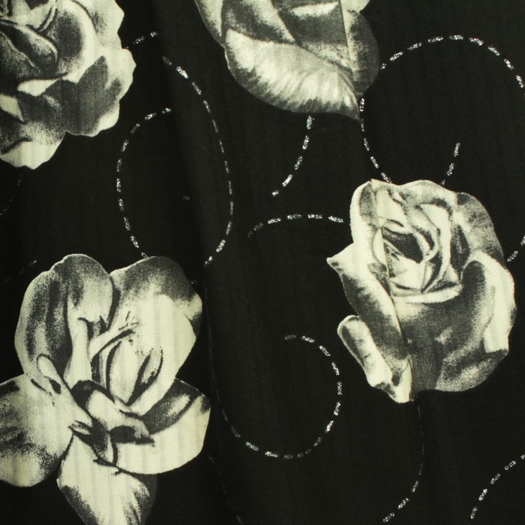 SK-139 กระโปรงแฟชั่น&ทำงาน ทรงบาน ผ้าลายดอกกุหลาบขาวพื้นดำ จีบทวิสรอบเอว