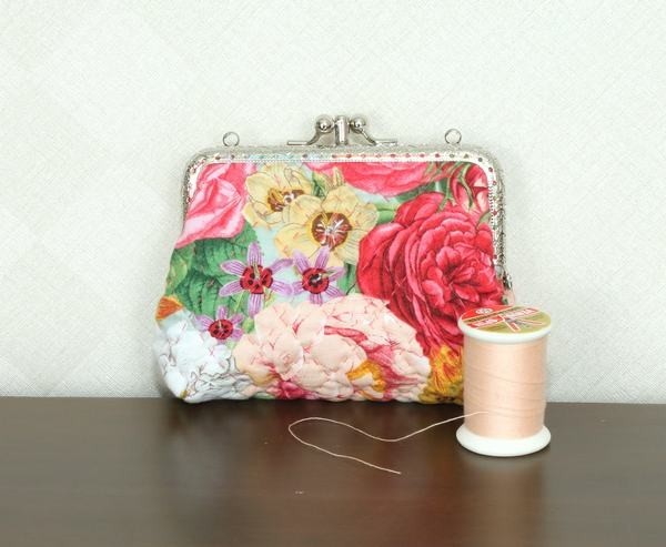 QLT-004 กระเป๋าปิ๊กแป๊กแบบ 2 ช่อง ใส่เหรียญและธนบัตร ผ้าลายกุหลาบโทนชมพู