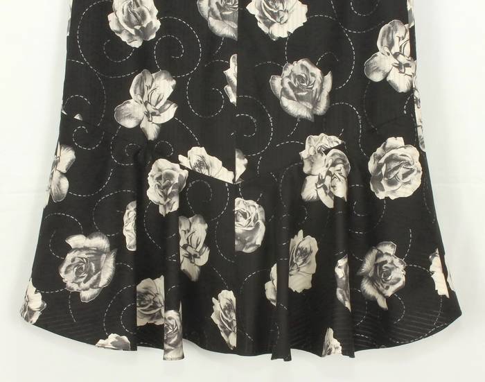 SK-210 กระโปรงแฟชั่น&ทำงาน ทรงย้วย ผ้าคอตต้อนญี่ปุ่นพิมพ์ลายดอกกุหลาบขาวพื้นดำ