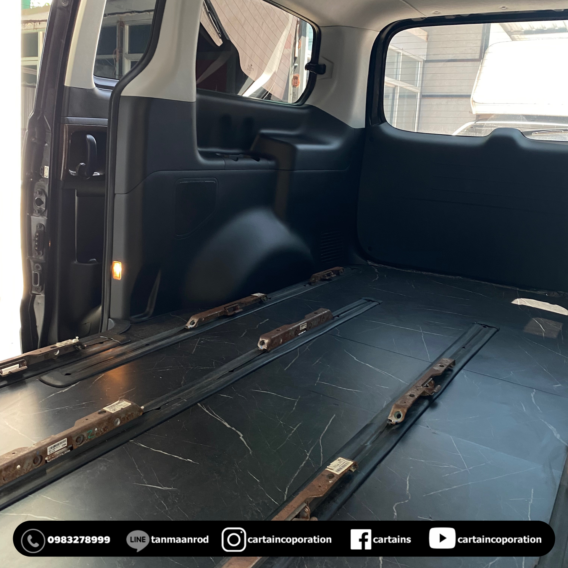 HYUNDAI H-1 ELITE รถฮุนได เฮชวัน ทำสีภายในใหม่จากสีครีม เป็น เทา ดำ ปูพื้นรถลายหินอ่อน หุ้มหลังคา พร้อมแดมป์