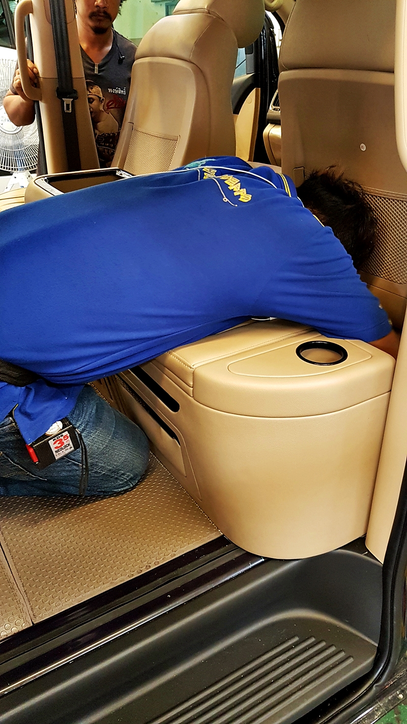 HYUNDAI H-1 DELUXE [ เบาะvipไฟฟ้าทรงโซฟา + คอนโซลเตี้ย + ผ้าม่านรถ ]- {ก-1392}