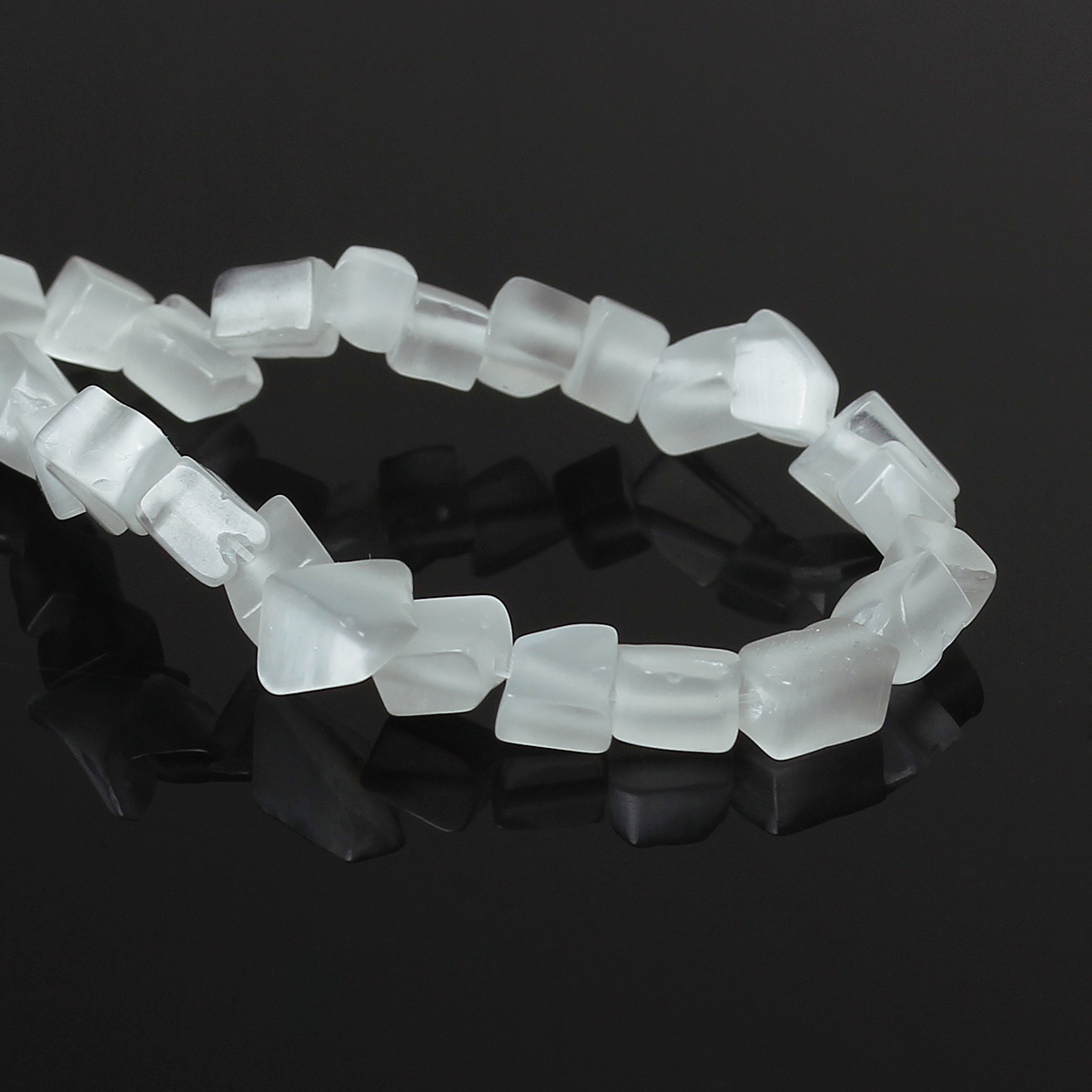 ลูกปัดแก้ว Cat's Eye สังเคราะห์เกรด B สีขาว ขนาด 8mm x 5mm - 3mm x 3mm,86.5cm ยาว 34 นิ้ว 1 เส้นประมาณ 194 ชิ้น