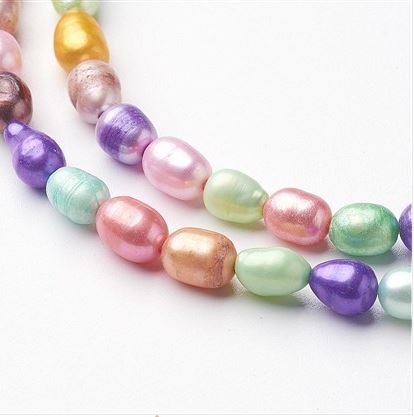 ลูกปัดมุกย้อมสี คละสี ทรงเมล็ดข้าวสาร ขนาด 5-6 มม.รู 0.5 มม. 1 เส้นยาว 14 นิ้ว ประมาณ 54 เม็ด จำนวน 10 เส้น พรีออเดอร์