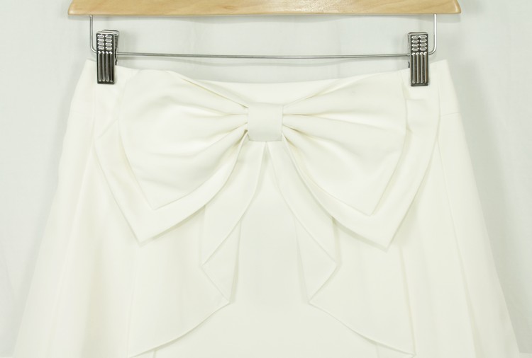 SK-153 กระโปรงแฟชั่น&ทำงาน ผ้าไหมอิตาลีสีขาวออฟไวท์ มีโบว์ซ้อนกัน 2 ชั้น
