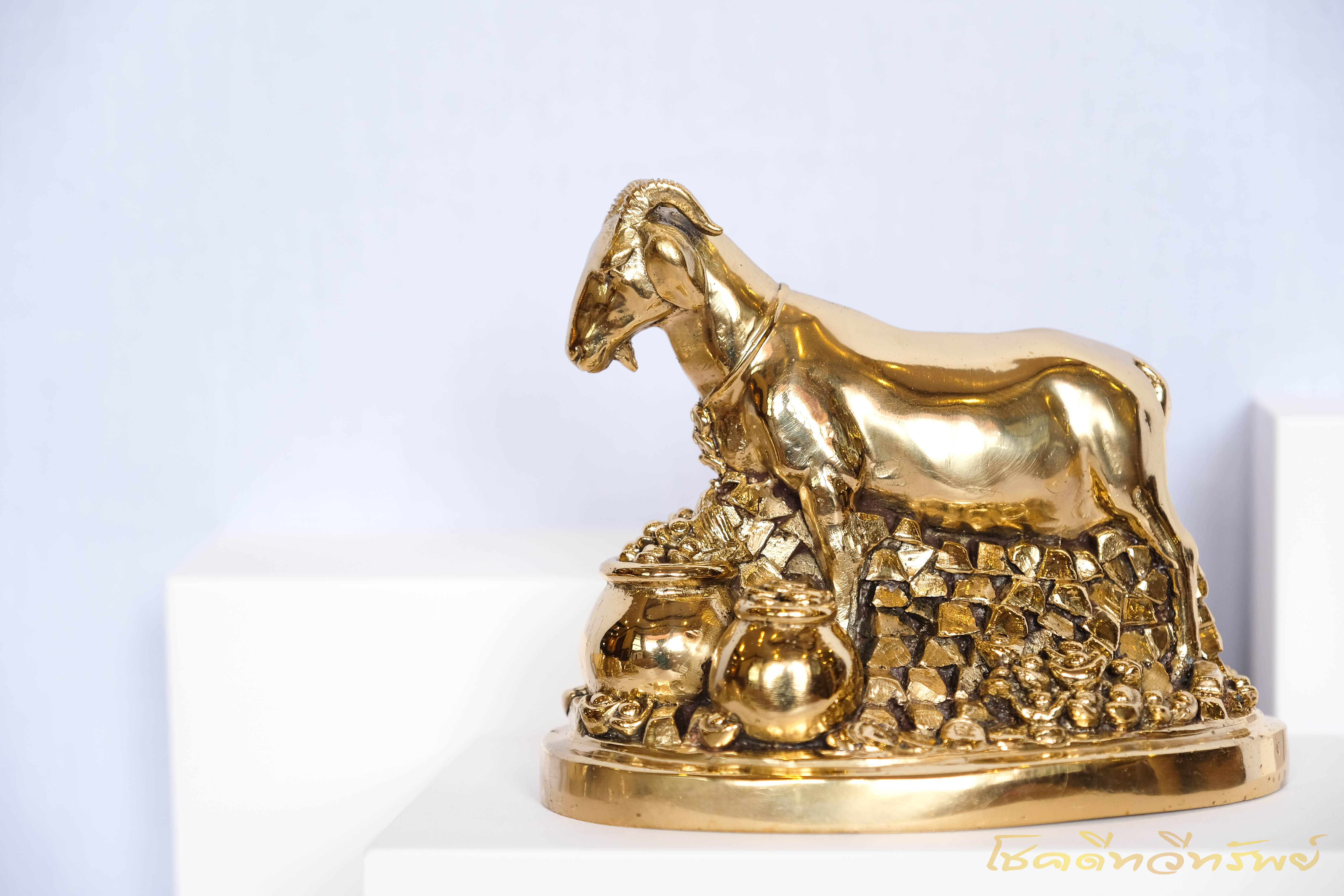 รูปปั้นแพะมงคล