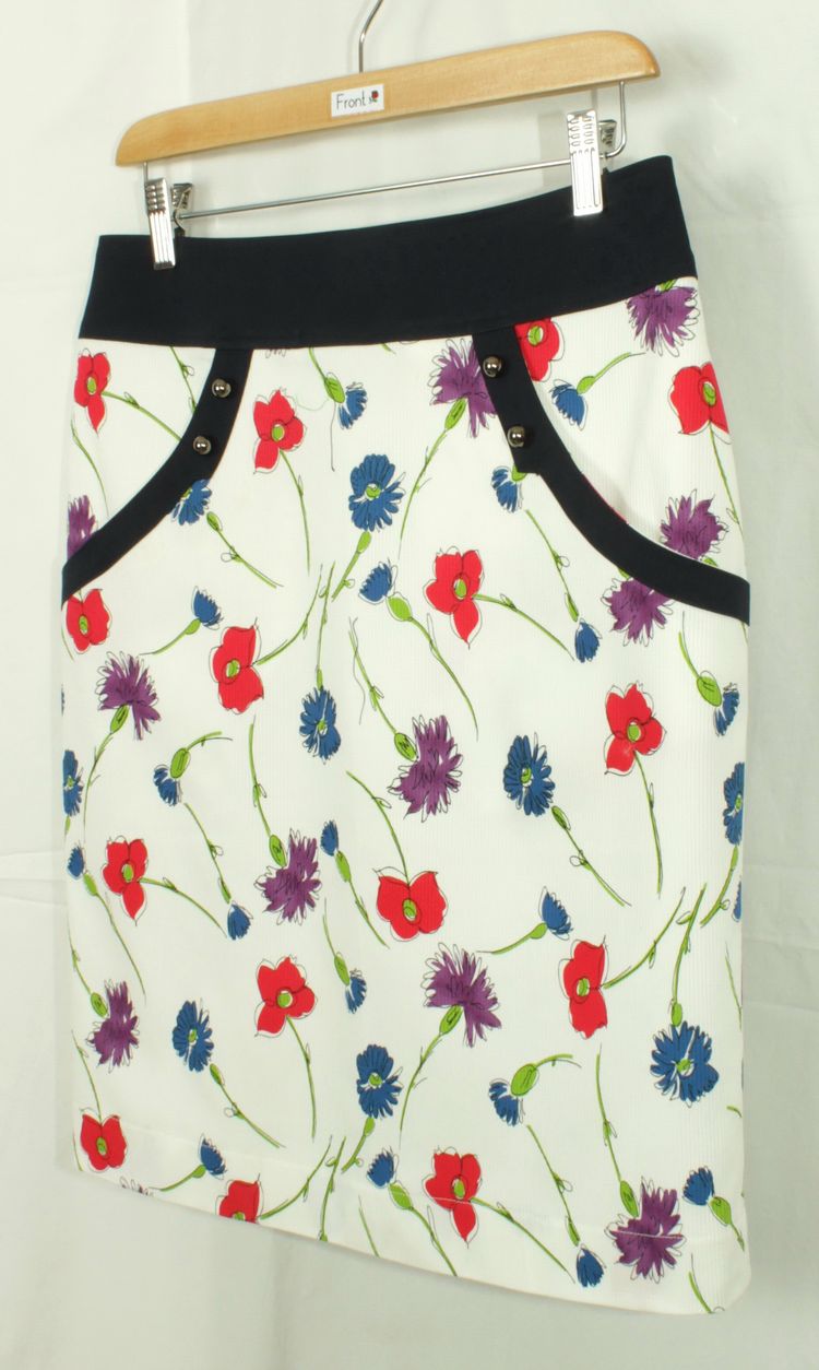 SK-186 กระโปรงแฟชั่น&ทำงาน ทรงสอบ ผ้าญี่ปุ่นผสมสเป็นเด็กพิมพ์ลายดอกไม้หลายสีพื้นขาว