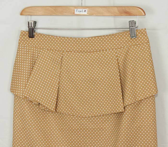 SK-196 กระโปรงแฟชั่น&ทำงาน ทรงสอบ ผ้าคอตต้อนญี่ปุ่นสีน้ำตาลคาลาเมล ด้านหน้ากระโปรงจับจีบระบาย