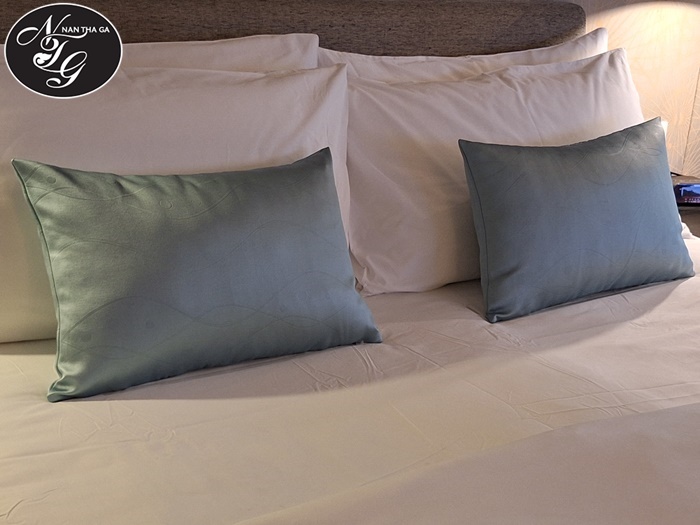 หมอนอิง และผ้าคาดเตียง แบรนด์ Nan Tha Ga (นันทกา) Collection : Anniversary 13y LUXURY สี Skylight