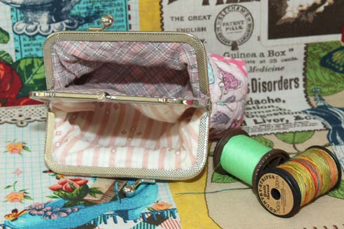 QLT-003 กระเป๋าปิ๊กแป๊กแบบ 2 ช่อง ใส่เหรียญและธนบัตร ผ้าลายกระเป๋าแฟชั่น โทนชมพู