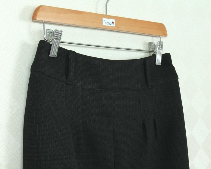 SK-267 กระโปรงแฟชั่น&ทำงาน ทรงสอบแบบผ่าหน้า ผ้า FENDI สีดำ ด้านหน้ากระโปรงจับจีบทวิส