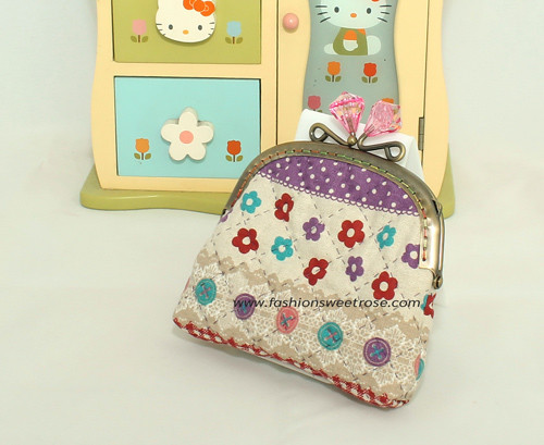 QLT-015 กระเป๋าปิ๊กแป๊กหัวเพขรแบบ 1 ช่อง ใส่เหรียญและธนบัตร ผ้าลายกระดุมและดอกไม้เล็กๆแนววินเทจ