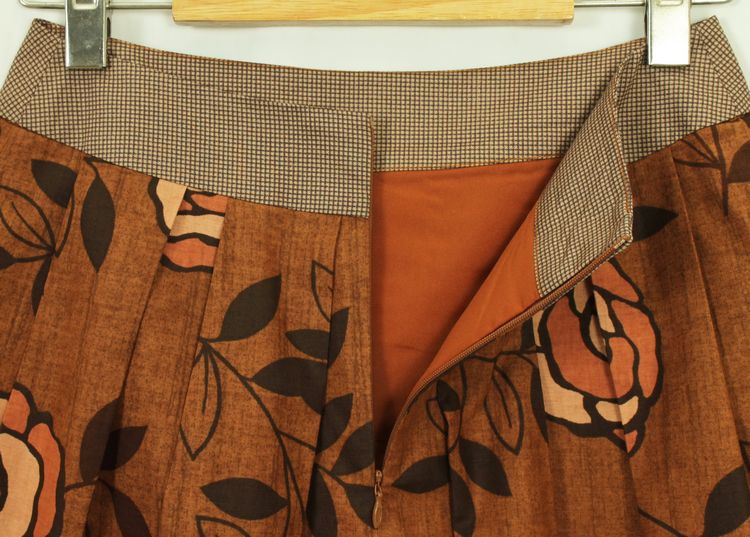 SK-138 กระโปรงแฟชั่น&ทำงาน ทรงบาน ผ้าลายดอกกุหลาบ โทนน้ำตาลอ่อน จีบทวิสรอบเอว