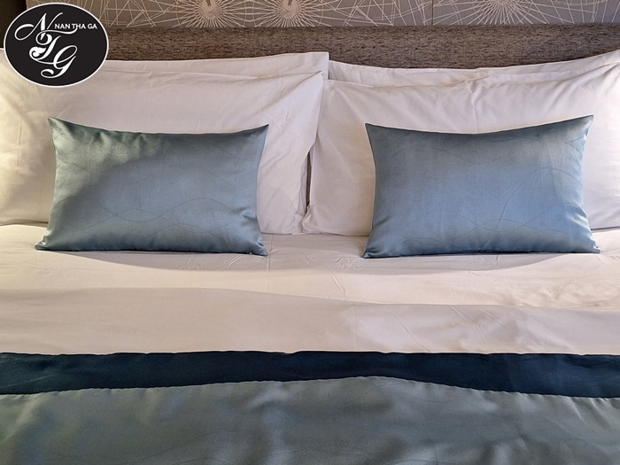 หมอนอิง และผ้าคาดเตียง แบรนด์ Nan Tha Ga (นันทกา) Collection : Anniversary 13y LUXURY สี Skylight