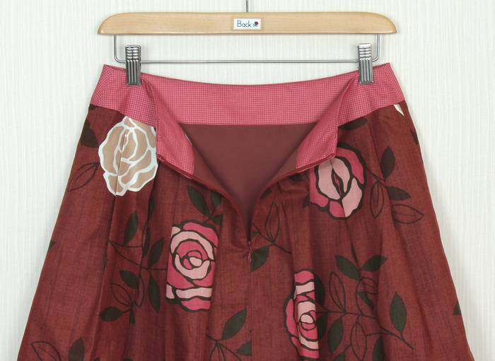 SK-246 กระโปรงแฟชั่น&ทำงาน ทรงบาน ลายดอกกุหลาบ โทนแดงเลือดหมู จีบทวิสรอบเอว