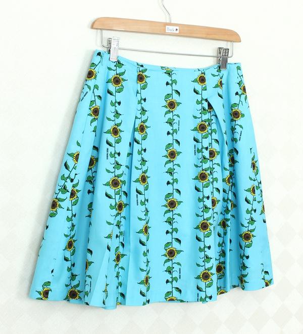 SK-346 กระโปรงแฟชั่น&ทำงาน ทรงบาน ผ้าคอตต้อนญี่ปุ่นพิมพ์ลายดอกทานตะวันพื้นสีฟ้า