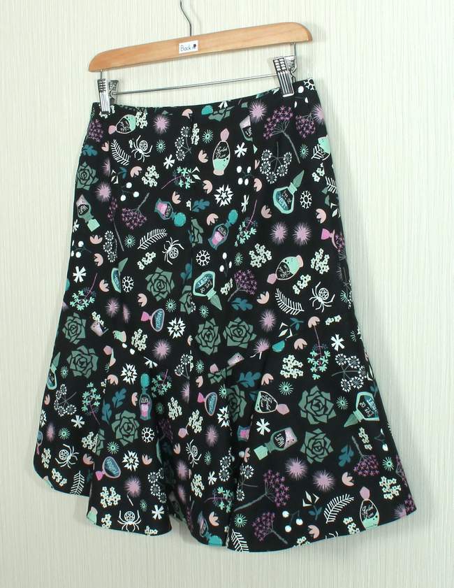 SK-262 กระโปรงแฟชั่น&ทำงาน ทรงย้วย ผ้าคอตตอนญี่ปุ่นพิมพ์ลายกราฟฟิคดอกกุหลาบและขวดน้ำหอม