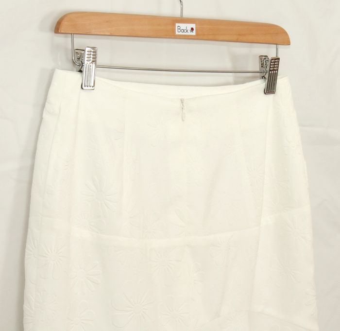 SK-219 กระโปรงแฟชั่น&ทำงาน ทรงย้วย ผ้าไหมอิตาลีพิมพ์นูนลายดอกไม้ สีขาวออฟไวท์