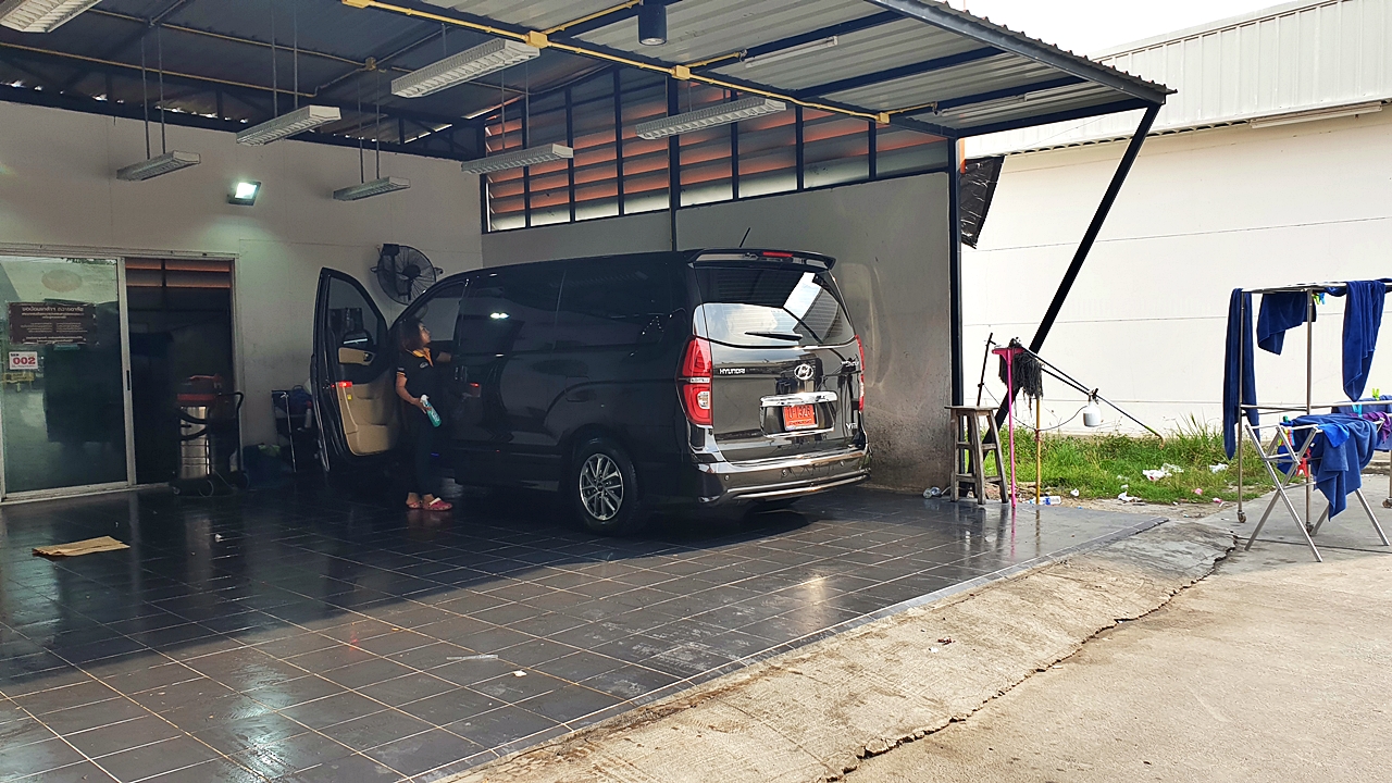 HYUNDAI H-1 ELITE 2018 [ ประตูไฟฟ้า + เบาะ vip + ท้าย 60:40 + คอนโซลทีวี 24 นิ้ว ] { บ1326 }