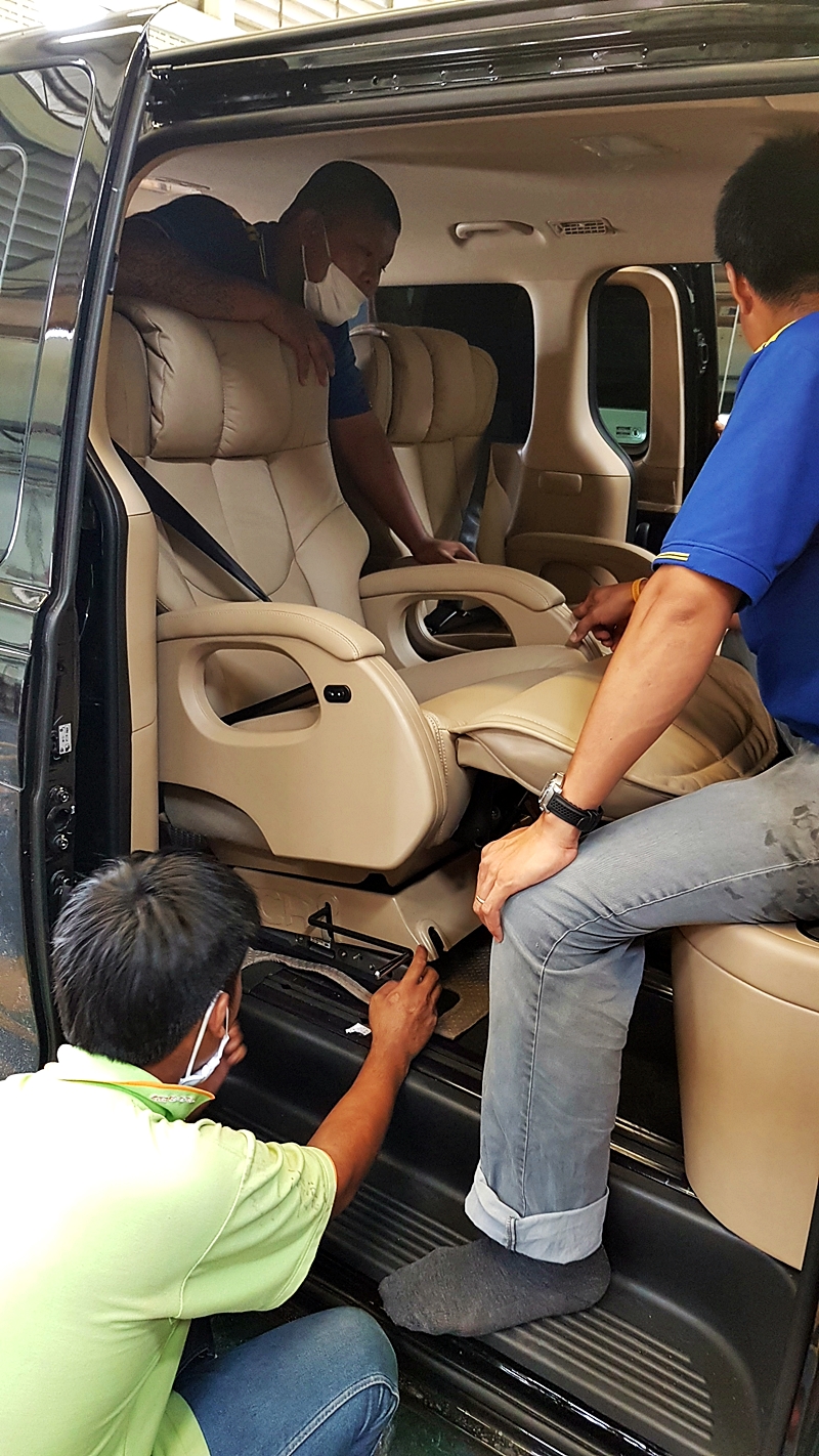 HYUNDAI H-1 DELUXE [ เบาะvipไฟฟ้าทรงโซฟา + คอนโซลเตี้ย + ผ้าม่านรถ ]- {ก-1392}